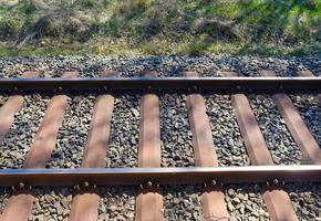 plusieurs voies ferrées avec des jonctions à une gare dans une perspective et une vue sur les oiseaux photo