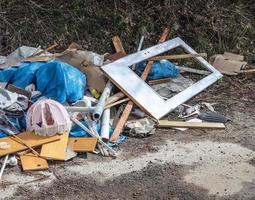 pollution de l'environnement trouvée dans une rue où quelqu'un a jeté ses ordures photo