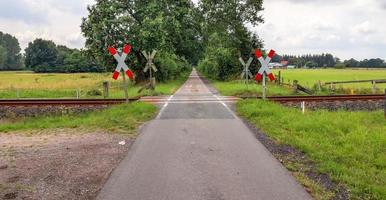 plusieurs voies ferrées avec des jonctions à une gare dans une perspective et une vue sur les oiseaux photo