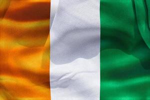 drapeau de la côte d'ivoire - drapeau en tissu ondulant réaliste photo