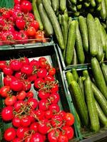 tomates et concombres prêts à être vendus dans un supermarché. photo