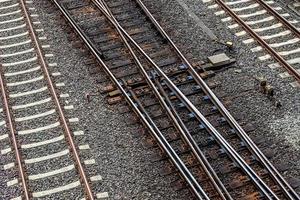 plusieurs voies ferrées avec des jonctions à une gare dans une perspective et une vue sur les oiseaux photo