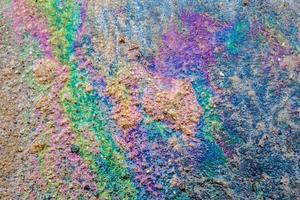 carburant et huile colorés sur une texture d'asphalte montrant la pollution de l'environnement photo
