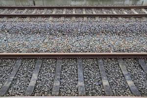 plusieurs voies ferrées avec des jonctions à une gare dans une perspective et une vue sur les oiseaux photo