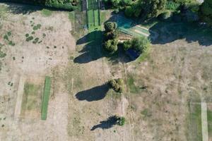 vue aérienne du terrain de cricket au parc public local de hemel hempstead angleterre grande-bretagne photo