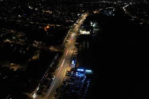 vue aérienne de nuit de la ville britannique illuminée. images de drone de la ville de luton en angleterre la nuit photo