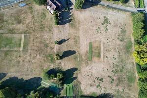 vue aérienne du terrain de cricket au parc public local de hemel hempstead angleterre grande-bretagne photo