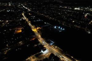 vue aérienne de nuit de la ville britannique illuminée. images de drone de la ville de luton en angleterre la nuit photo