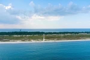 vue aérienne de la plage de fort morgan sur les rives du golfe, alabama en juin 2022 photo