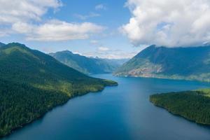 le lac cushman et les montagnes olympiques de l'état de washington en août 2021 photo