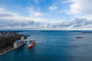 vue aérienne du centre-ville de tacoma, horizon du front de mer de washington en décembre 2021 photo