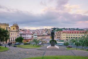 vue sur le centre historique de quito photo