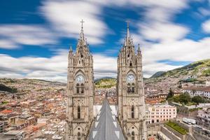 basilique del voto nacional et centre-ville de quito photo