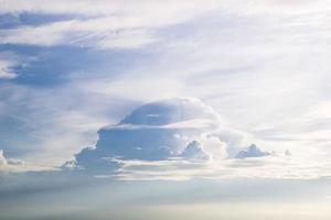 fond de ciel bleu avec des nuages de forme étrange, espace de copie. photo