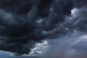 le ciel sombre avait des nuages rassemblés à gauche et une forte tempête avant qu'il ne pleuve. photo