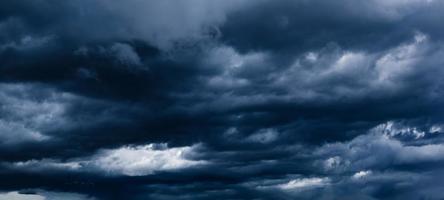 le ciel sombre avait des nuages rassemblés à gauche et une forte tempête avant qu'il ne pleuve. ciel de mauvais temps. photo