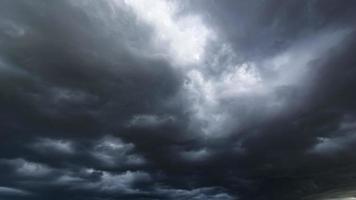 le ciel sombre avec de gros nuages convergents et une violente tempête avant la pluie. Ciel de mauvais temps ou de mauvaise humeur. photo