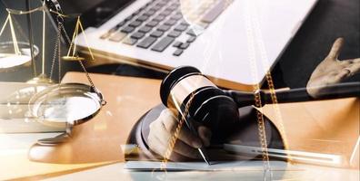 concept de justice et de droit. juge masculin dans une salle d'audience sur une table en bois et conseiller ou avocat masculin travaillant au bureau. concept de droit, de conseil et de justice juridique. photo