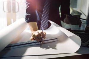 Deux collègues discutant des données de travail et tablette, ordinateur portable avec sur le projet architectural sur le chantier de construction au bureau au bureau photo