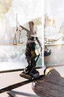 concept de justice et de droit. juge masculin dans une salle d'audience sur une table en bois et conseiller ou avocat masculin travaillant au bureau. concept de droit, de conseil et de justice juridique. photo