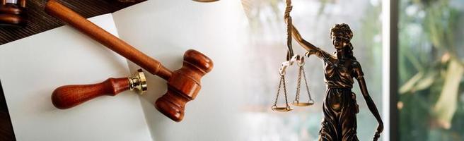 concept de justice et de droit. juge masculin dans une salle d'audience avec le marteau, travaillant avec, clavier d'ordinateur et d'accueil, lunettes, sur table à la lumière du matin photo