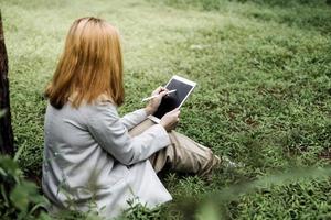 réunion de l'équipe d'affaires à la conférence, collaboration discutant de l'analyse des données financières et du projet de stratégie d'entreprise marketing, présentation et remue-méninges pour faire du profit de l'entreprise photo