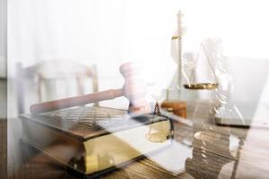 concept de justice et de droit. juge masculin dans une salle d'audience sur une table en bois et conseiller ou avocat masculin travaillant au bureau. concept de droit, de conseil et de justice juridique. photo