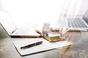 concept de justice et de droit. juge masculin dans une salle d'audience avec le marteau, travaillant avec, clavier d'ordinateur et d'accueil, lunettes, sur table à la lumière du matin photo