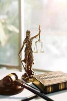 concept de justice et de droit. juge masculin dans une salle d'audience sur une table en bois et conseiller ou avocat masculin travaillant au bureau. concept de droit, de conseil et de justice juridique. photo