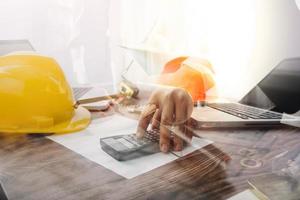 Deux collègues discutant des données de travail et tablette, ordinateur portable avec sur le projet architectural sur le chantier de construction au bureau au bureau photo