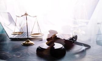 concept de justice et de droit. juge masculin dans une salle d'audience sur une table en bois et conseiller ou avocat masculin travaillant au bureau. concept de droit, de conseil et de justice juridique. photo