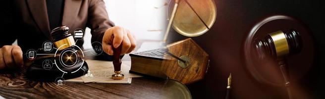 concept de justice et de droit. juge masculin dans une salle d'audience avec le marteau, travaillant avec, clavier d'ordinateur et d'accueil, lunettes, sur table à la lumière du matin photo