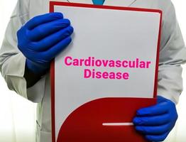 scientifique ou médecin tenant un presse-papiers avec terme médical maladie cardiovasculaire, santé et concept médical. photo