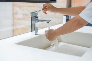 se laver les mains avec du savon liquide et de l'eau du robinet, antiseptique, hygiène personnelle et concept de soins de santé photo