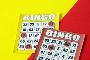 des planches de bingo jaunes et rouges ou des cartes à jouer pour gagner des jetons. classique américain ou canadien cinq à cinq cartes de bingo sur fond clair photo