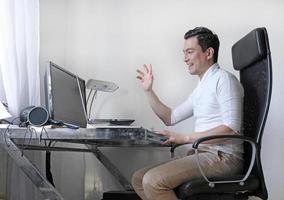 un homme travaillant à domicile à un bureau photo