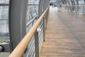 couloir vide avec balustrade en bois et plancher en bois photo