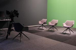 chaises vides dans un studio avec écran vert photo