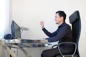 un homme travaillant à domicile à un bureau photo