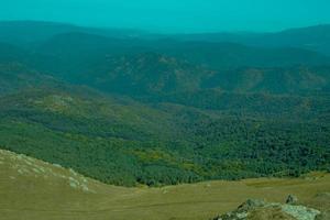 beau paysage naturel et montagne. ciel bleu. arménie, province de lori photo