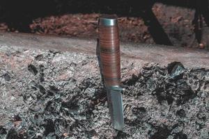 couteau de chasse sur une surface de charbon photo
