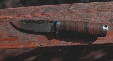 couteau de chasse sur une surface en bois photo