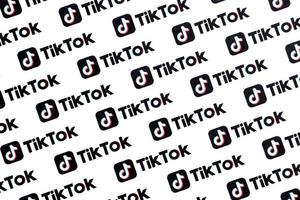 de nombreux logos tiktok imprimés sur papier. tiktok ou douyin est un célèbre service d'hébergement de vidéos abrégées chinois appartenant à bytedance photo