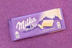 barre de chocolat blanc milka. milka est une marque suisse de confiserie chocolatée fabriquée par la société mondelez international photo