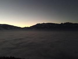 coucher de soleil sur le brouillard photo