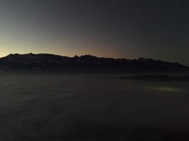 coucher de soleil sur le brouillard photo
