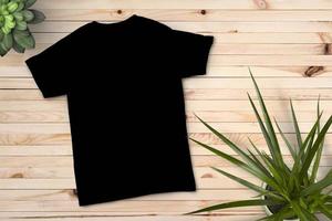 t-shirt blanc sur fond de bois, t-shirt vide, maquette de t-shirt photo