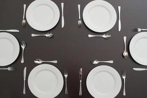 set de table avec assiettes blanches et couverts