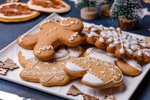 décorations de noël et pains d'épice sur une table en béton sombre. se préparer à la fête photo