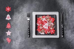 décorations de noël et pains d'épice sur une table en béton sombre. se préparer à la fête photo